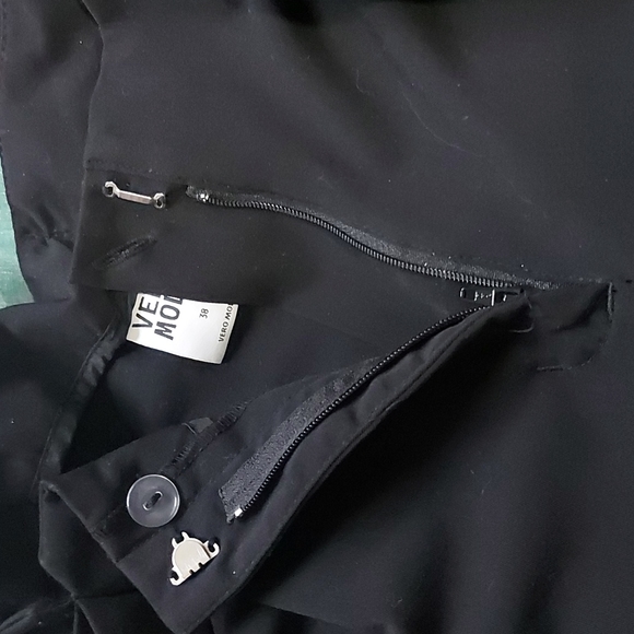 Vero Moda slim leg pants. Size 38 European or dize 10 US - Picture 4 of 8